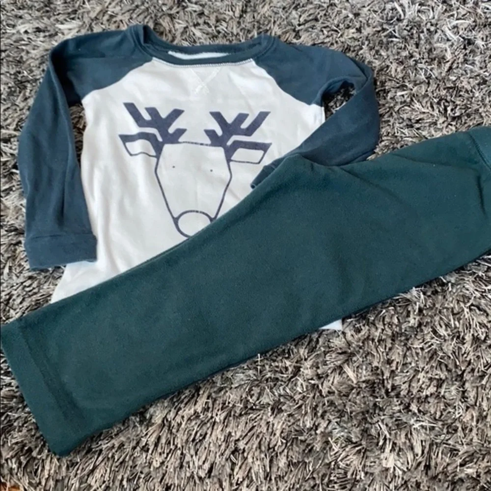 GAP reindeer pjs 3T fit is 2T.